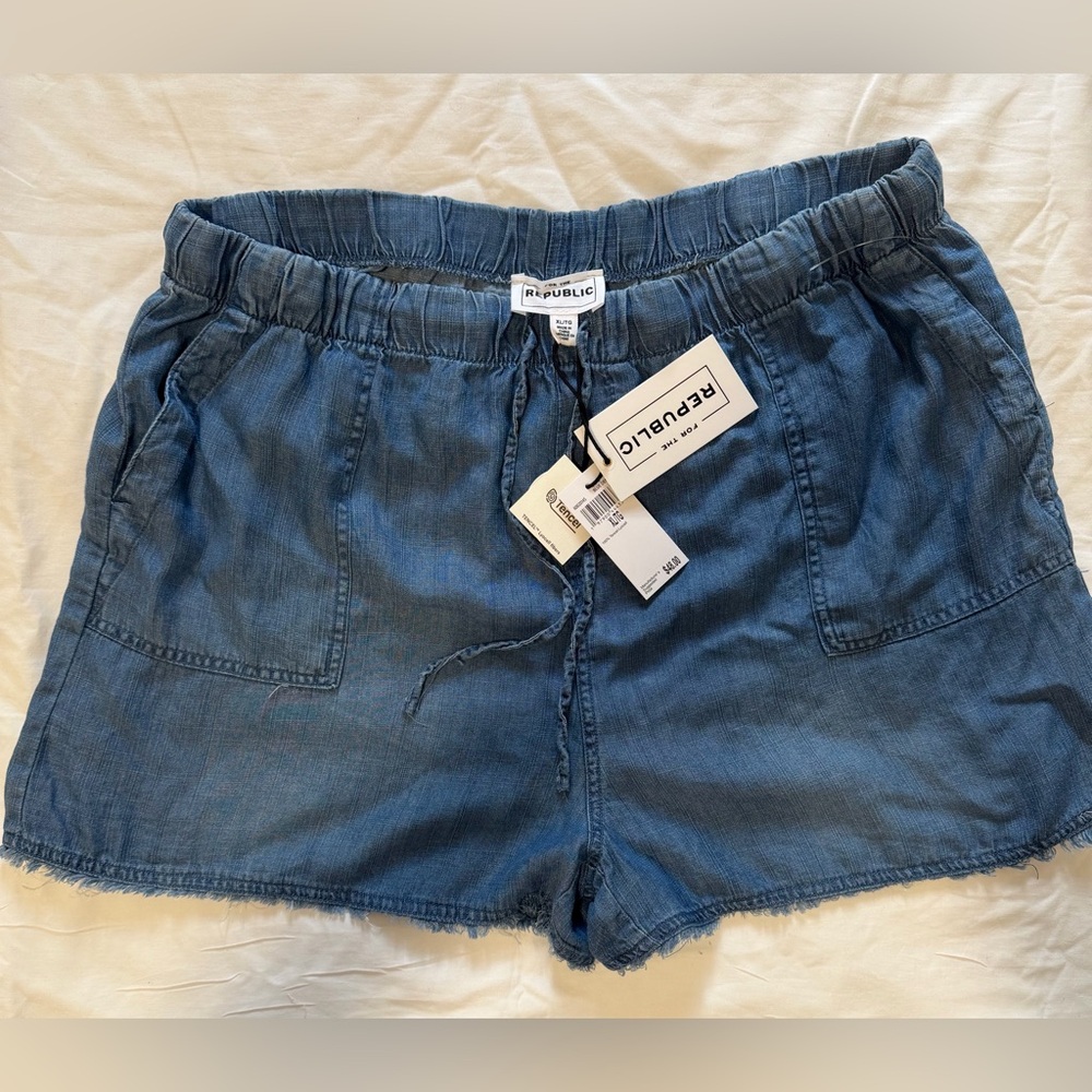 NWT FOR THE REPUBLIC JEAN SHORT SIZE L,